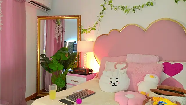 Snapshot of EmmaCrush chatting on 01.13.26 EmmaCrush online show from 01.13.26