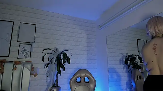 Snapshot of bella-green chatting on 10.27.25 bella-green online show from 10.27.25