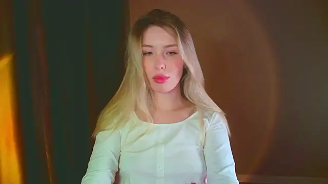 Snapshot of mia_raspberrie chatting on 12.14.24 mia raspberrie online show from 12.14.24