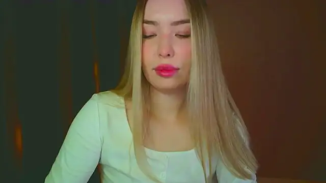 Snapshot of mia_raspberrie chatting on 01.07.25 mia raspberrie online show from 01.07.25