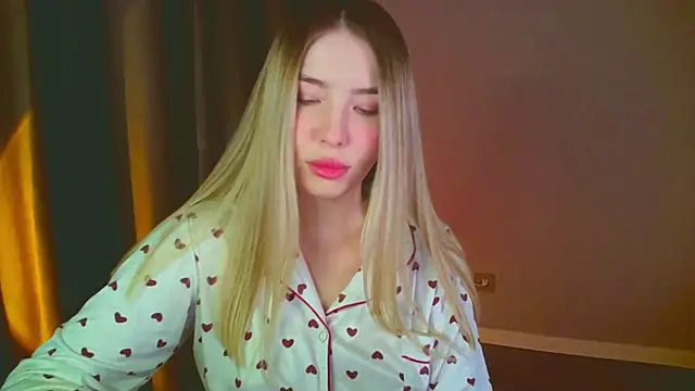 Snapshot of mia_raspberrie chatting on 01.14.25 mia raspberrie online show from 01.14.25