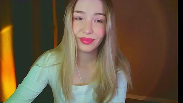 Snapshot of mia_raspberrie chatting on 01.23.25 mia raspberrie online show from 01.23.25