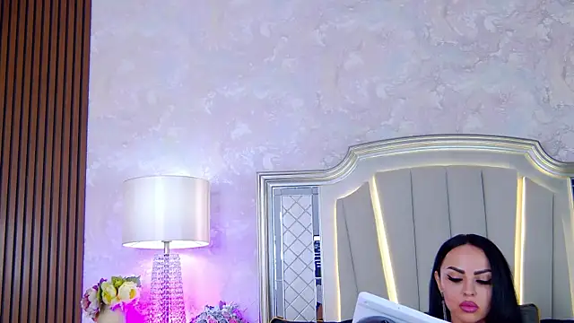 Snapshot of Issadorra chatting on 02.16.25 Issadorra online show from 02.16.25