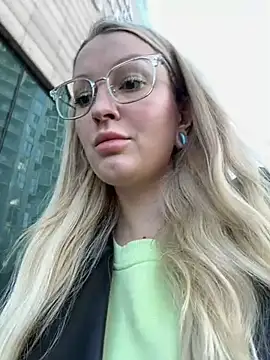 Teya moon  online show from 01.04.25