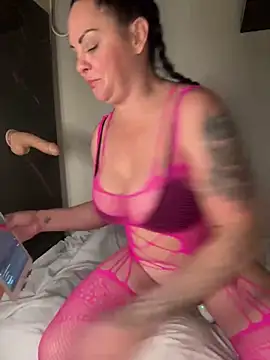 Snapshot of IvyWylde chatting on 12.18.24 IvyWylde online show from 12.18.24