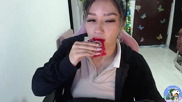 Snapshot of littleangel1_m chatting on 12.22.25 littleangel1 m online show from 12.22.25