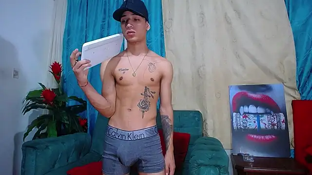 Snapshot of Leon_hot_X chatting on 12.21.24 Leon hot X online show from 12.21.24