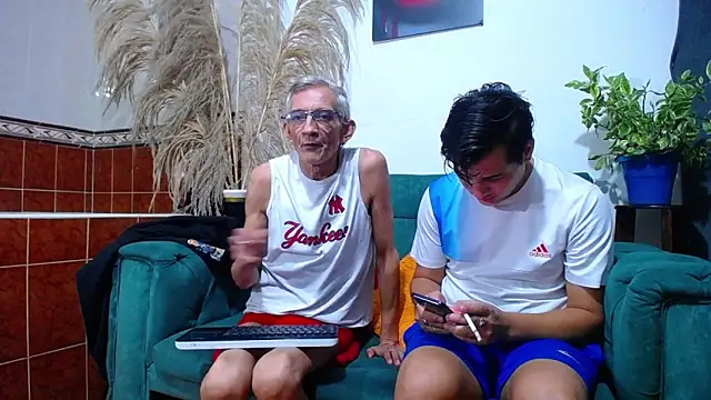 Snapshot of Leon_hot_X chatting on 01.20.25 Leon hot X online show from 01.20.25