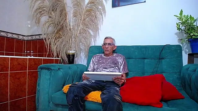 Snapshot of Leon_hot_X chatting on 01.21.25 Leon hot X online show from 01.21.25