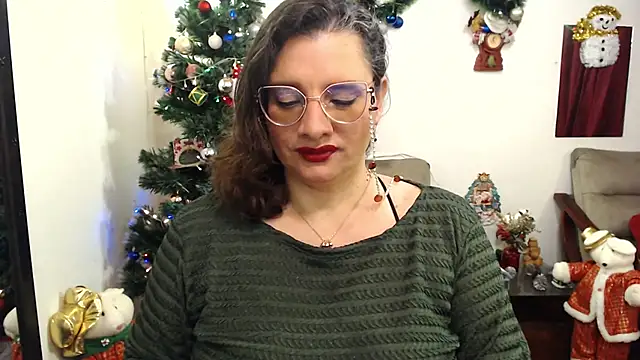 Snapshot of Aleja_Gonzales chatting on 12.25.24 Aleja Gonzales online show from 12.25.24