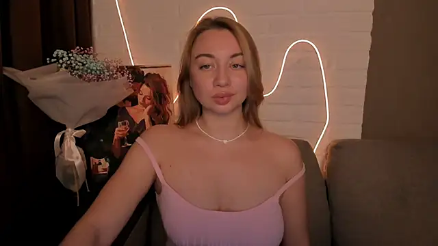Snapshot of DanielaWisse chatting on 12.18.24 DanielaWisse online show from 12.18.24