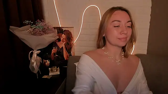 Snapshot of DanielaWisse chatting on 12.29.24 DanielaWisse online show from 12.29.24