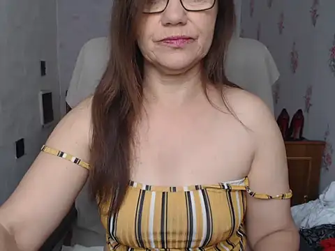 Snapshot of KittyyLaBeauty chatting on 05.17.26 KittyyLaBeauty online show from 05.17.26