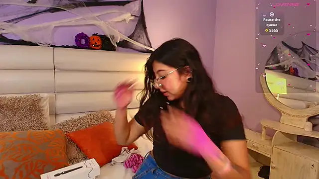 Snapshot of milan_sweet chatting on 10.27.25 milan sweet online show from 10.27.25