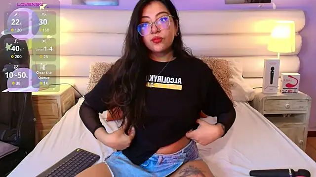 Snapshot of milan_sweet chatting on 06.18.26 milan sweet online show from 06.18.26