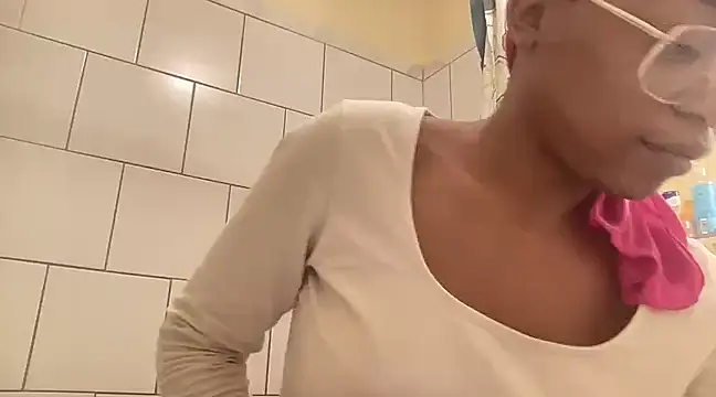 Snapshot of MommyConfident chatting on 01.24.25 MommyConfident online show from 01.24.25