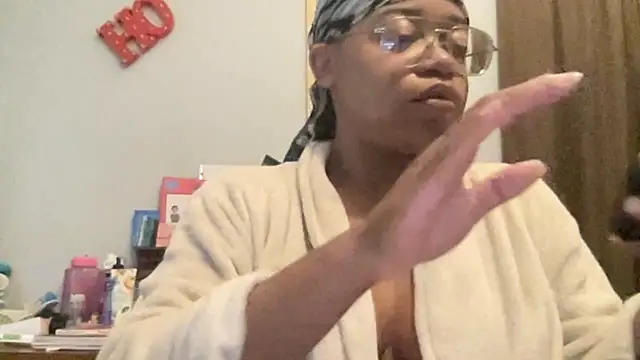 Snapshot of MommyConfident chatting on 10.08.25 MommyConfident online show from 10.08.25