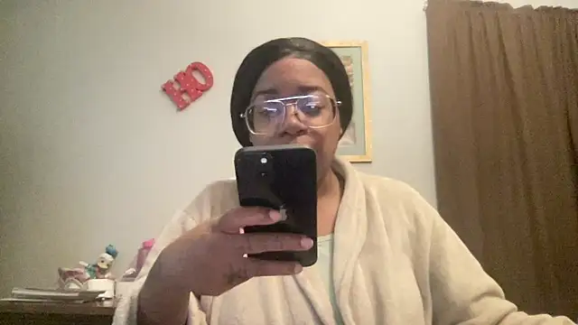 Snapshot of MommyConfident chatting on 11.19.25 MommyConfident online show from 11.19.25