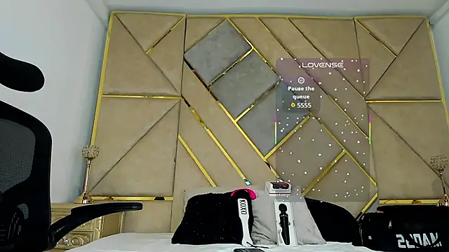 Snapshot of AmberAdams_ chatting on 09.30.25 AmberAdams online show from 09.30.25