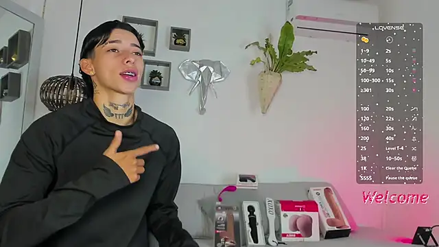 Snapshot of AmberAdams_ chatting on 12.19.25 AmberAdams online show from 12.19.25