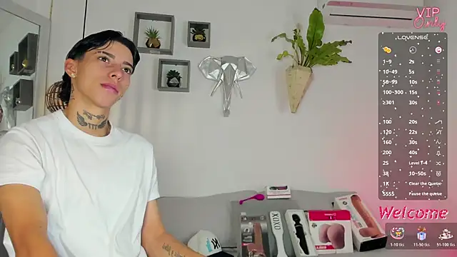 Snapshot of AmberAdams_ chatting on 12.20.25 AmberAdams online show from 12.20.25