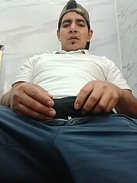 Snapshot of latino17 chatting on 11.29.25 latino17 online show from 11.29.25