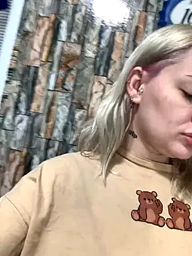 Snapshot of Sextazy chatting on 11.21.25 Sextazy online show from 11.21.25