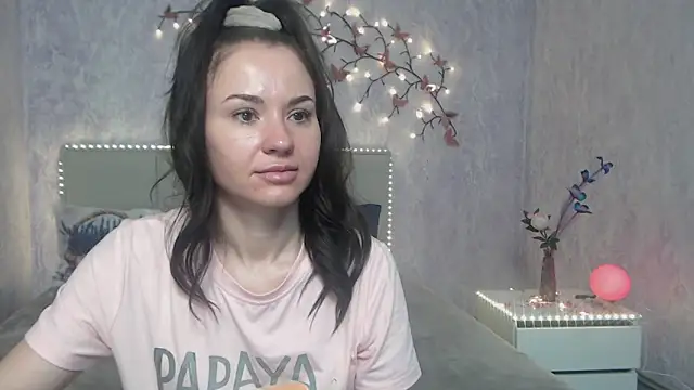 Snapshot of KaraCriegs chatting on 02.21.26 KaraCriegs online show from 02.21.26