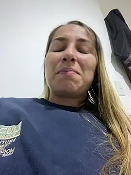 Snapshot of Iris_love18 chatting on 02.13.25 Iris love18 online show from 02.13.25