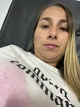 Snapshot of Iris_love18 chatting on 02.14.25 Iris love18 online show from 02.14.25