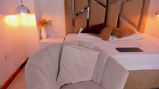 Martinaa Jones  online show from 09.12.25