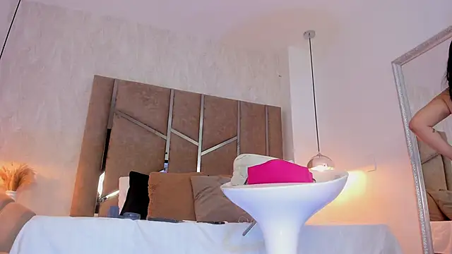 Martinaa Jones  online show from 03.06.26