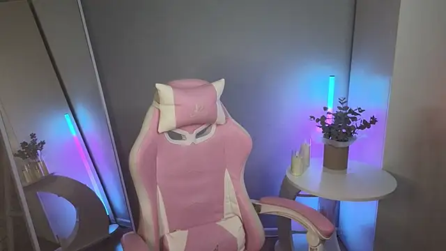 Snapshot of mollymila chatting on 03.16.25 mollymila online show from 03.16.25