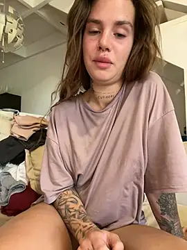 Snapshot of EmiliaCatalina chatting on 01.04.25 EmiliaCatalina online show from 01.04.25