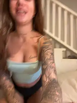 Snapshot of EmiliaCatalina chatting on 02.12.25 EmiliaCatalina online show from 02.12.25