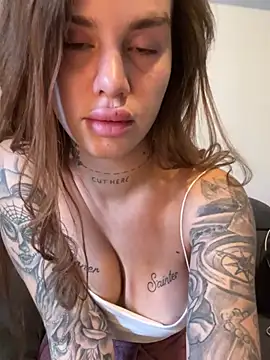 Snapshot of EmiliaCatalina chatting on 03.18.25 EmiliaCatalina online show from 03.18.25