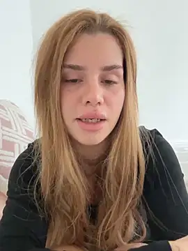 Snapshot of EmiliaCatalina chatting on 09.28.25 EmiliaCatalina online show from 09.28.25