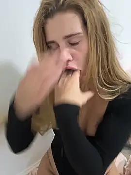 Snapshot of EmiliaCatalina chatting on 10.07.25 EmiliaCatalina online show from 10.07.25