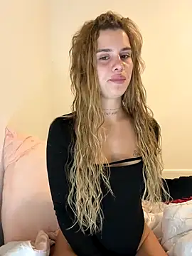 Snapshot of EmiliaCatalina chatting on 10.15.25 EmiliaCatalina online show from 10.15.25