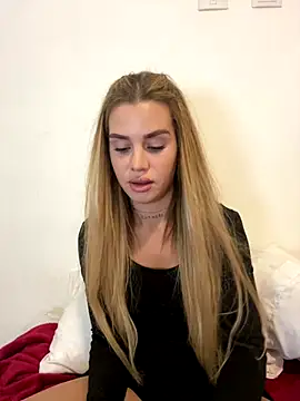 Snapshot of EmiliaCatalina chatting on 10.21.25 EmiliaCatalina online show from 10.21.25