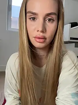 Snapshot of EmiliaCatalina chatting on 10.24.25 EmiliaCatalina online show from 10.24.25