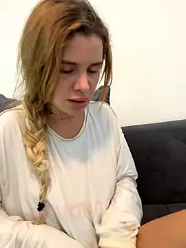 Snapshot of EmiliaCatalina chatting on 11.24.25 EmiliaCatalina online show from 11.24.25