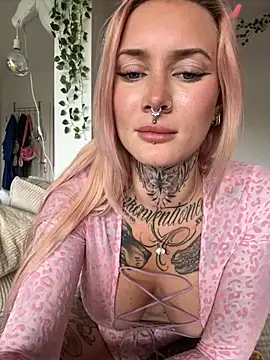 Snapshot of Stella-Kink chatting on 10.03.25 Stella-Kink online show from 10.03.25