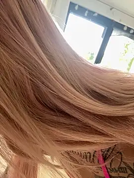 Snapshot of Stella-Kink chatting on 10.04.25 Stella-Kink online show from 10.04.25