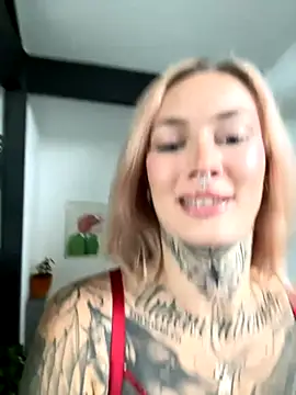 Snapshot of Stella-Kink chatting on 10.08.25 Stella-Kink online show from 10.08.25