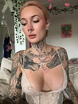 Snapshot of Stella-Kink chatting on 10.22.25 Stella-Kink online show from 10.22.25