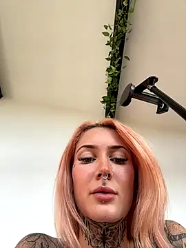 Snapshot of Stella-Kink chatting on 11.05.25 Stella-Kink online show from 11.05.25