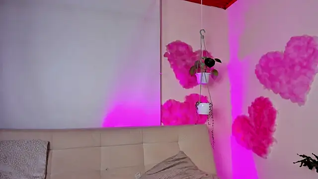 Snapshot of roselinedior chatting on 02.15.25 roselinedior online show from 02.15.25