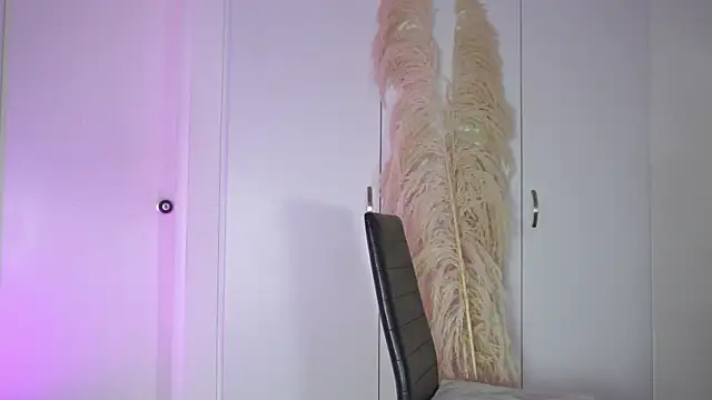 Snapshot of roselinedior chatting on 10.09.25 roselinedior online show from 10.09.25