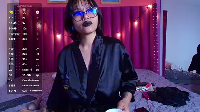 Snapshot of shybutdirtygirrll chatting on 01.31.25 shybutdirtygirrll online show from 01.31.25